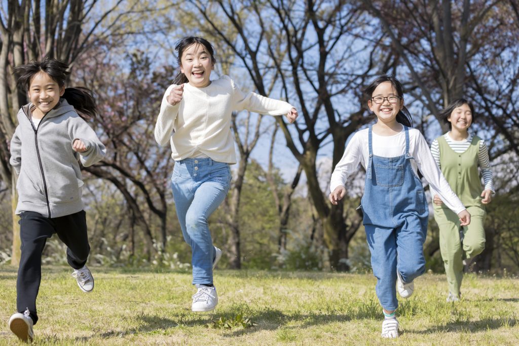 子どもが外遊びで得られる効果はたくさん！発育や学力に影響する重要な効果について解説します 千里堂メガネ網走本店