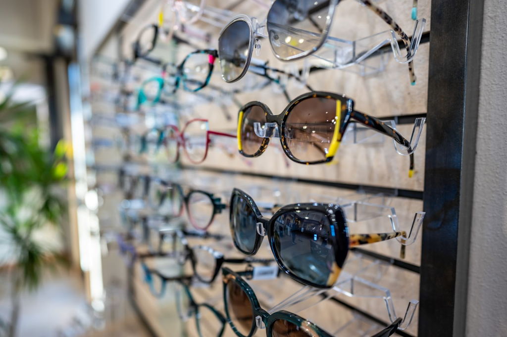 千里堂メガネはメーカー公認サングラスを取り扱っています