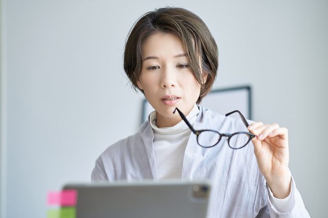 注意！近くを見るときのメガネが疲れやすくなる理由。その「よく見える」が目の負担を招いています