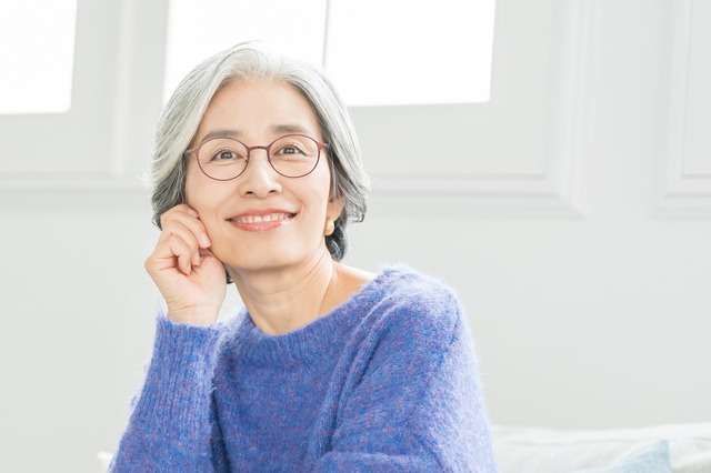 60代女性のメガネ選び｜「老け見え」を防ぎ、一生モノの視力を守る選び方とおすすめブランド