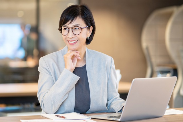 50代女性のメガネ選び｜「目の疲れ」の原因から似合う選び方のポイントを解説