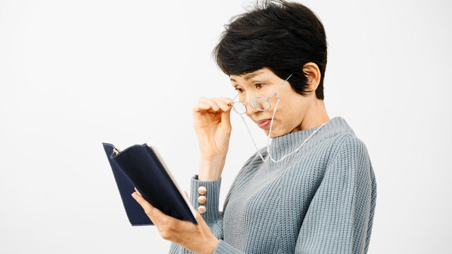 読書で目が疲れる人のために最適なメガネとは？その疲労は「レンズの度数」が原因かもしれません