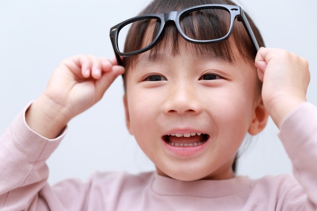 子供のメガネをかけたり外したりする動作で近視や視力への影響は？メガネを嫌がる根本的な原因もあわせて解説
