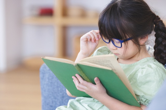 ③小学生のメガネは近くを見やすいものがおすすめ